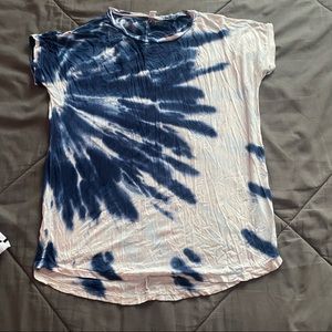 blue and white tie-dyed top